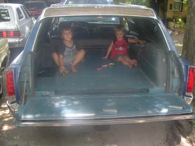 72-ambassador-tailgate.jpg (29849 bytes)